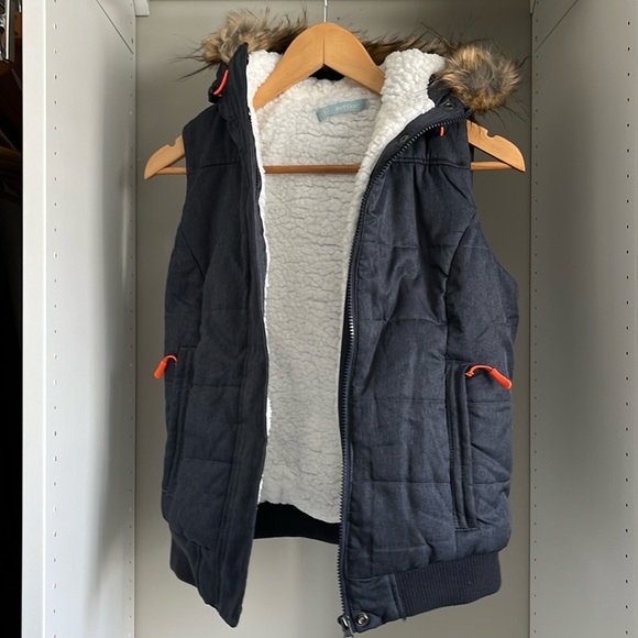 Avenue Sherpa lined hooded puffer vest - Picture 3 of 6